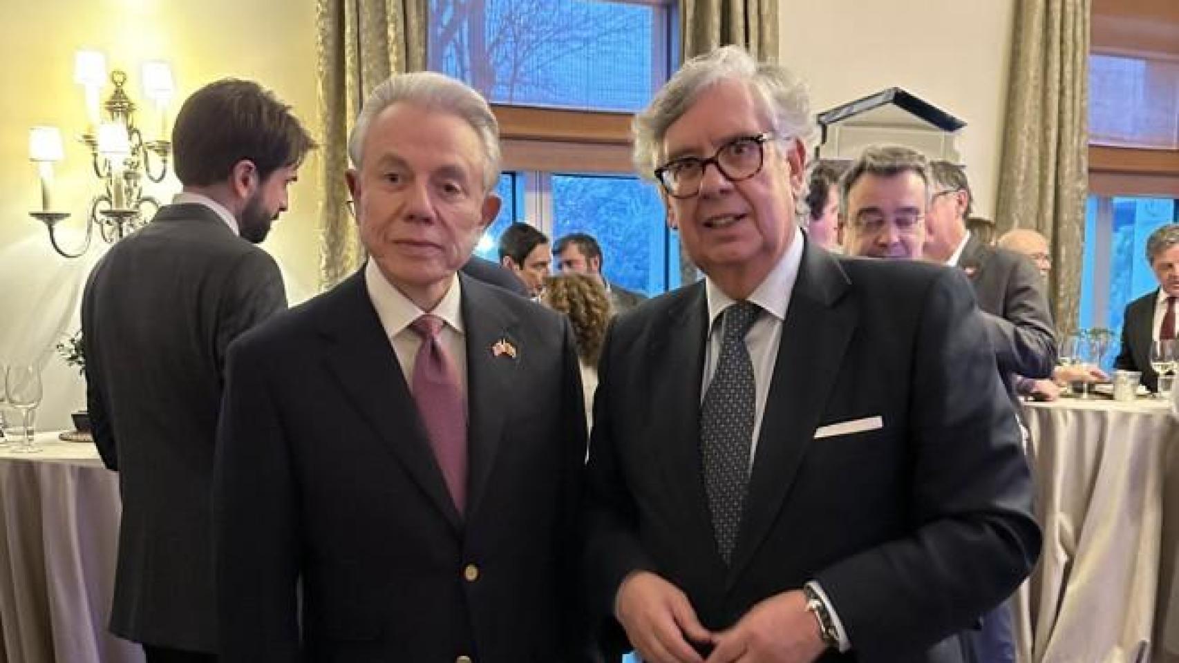 El embajador estadounidense en España, Benjamín León Jr, y el presidente de la patronal gallega, Juan Manuel Vieites.