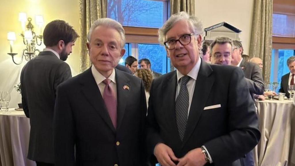 El embajador estadounidense en España, Benjamín León Jr, y el presidente de la patronal gallega, Juan Manuel Vieites.