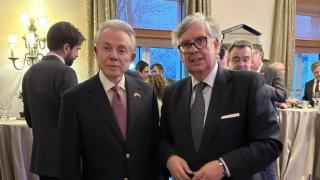 El embajador estadounidense en España, Benjamín León Jr, y el presidente de la patronal gallega, Juan Manuel Vieites.