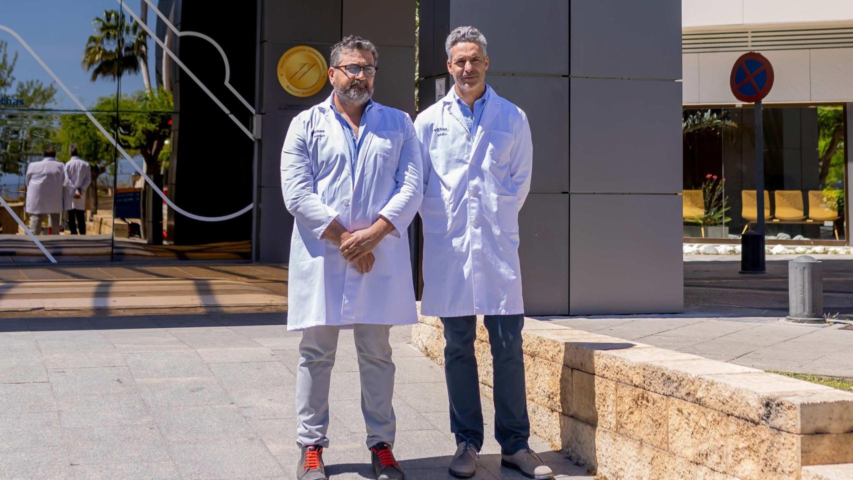 De izquierda a derecha Dr. Fernández García y Dr. Lobato Bancalero.