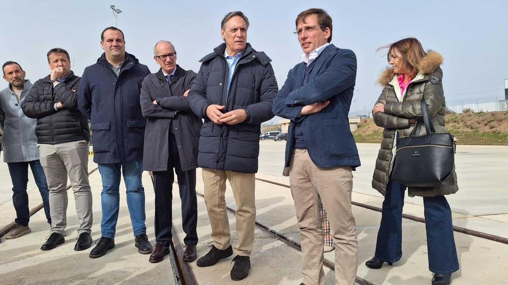 El alcalde de Madrid, José Luís Martínez Almeida visita junto a líderes provinciales del PP el Puerto Seco de Salamanca.
