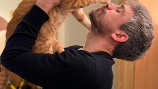 Victor Algra con su gato.