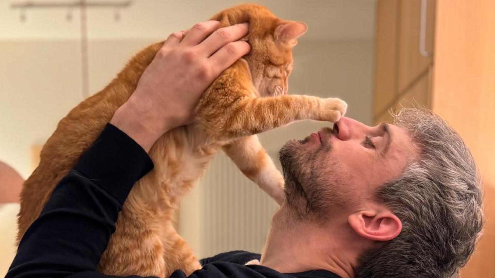 Victor Algra con su gato.