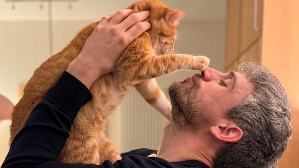 Victor Algra con su gato.