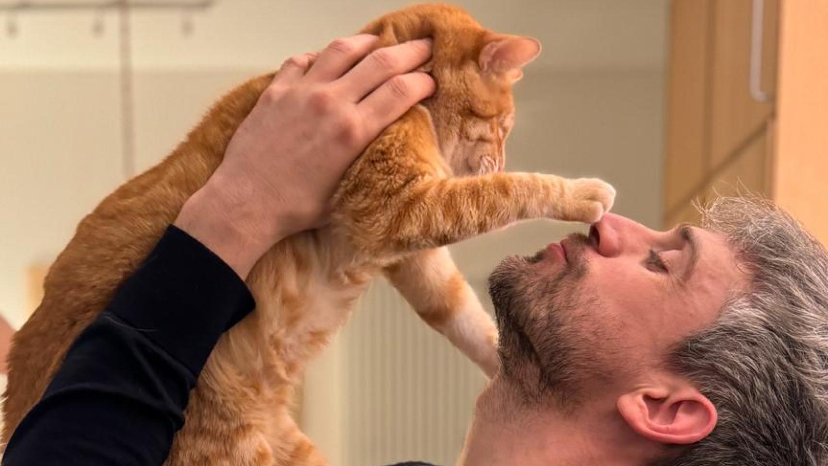 Victor Algra con su gato.