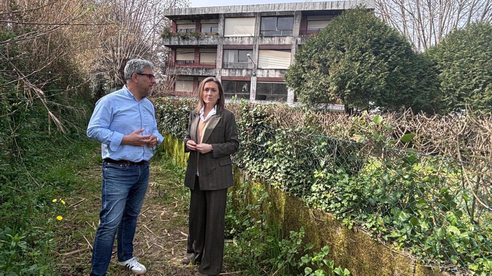 Los concejales del PP, Luisa Sánchez y Miguel Martín, frente a las antiguas casas de maestros de O Sello, en Vigo
