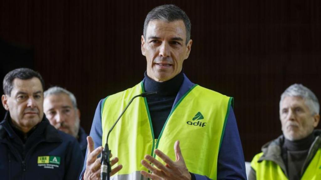 El presidente del Gobierno, Pedro Sánchez, en su visita a Adamuz el día del accidente.