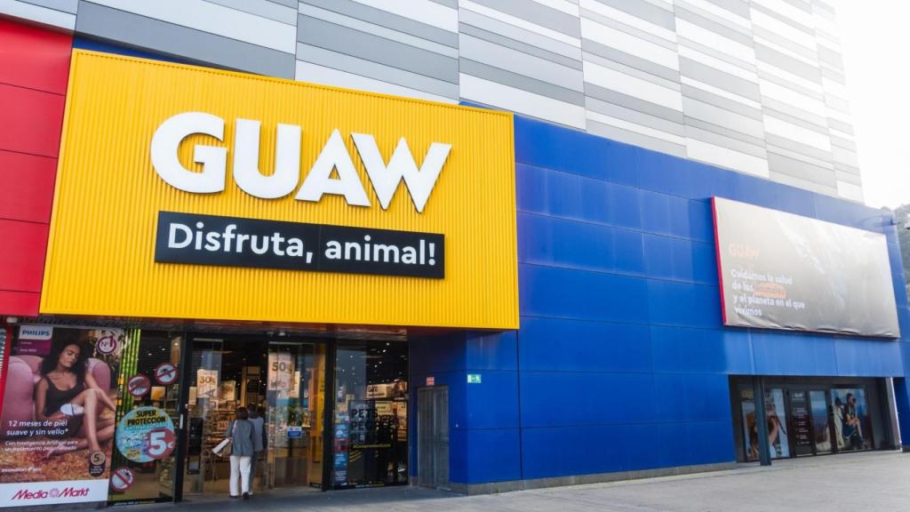 La cadena de bienestar animal Guaw en Marineda City.
