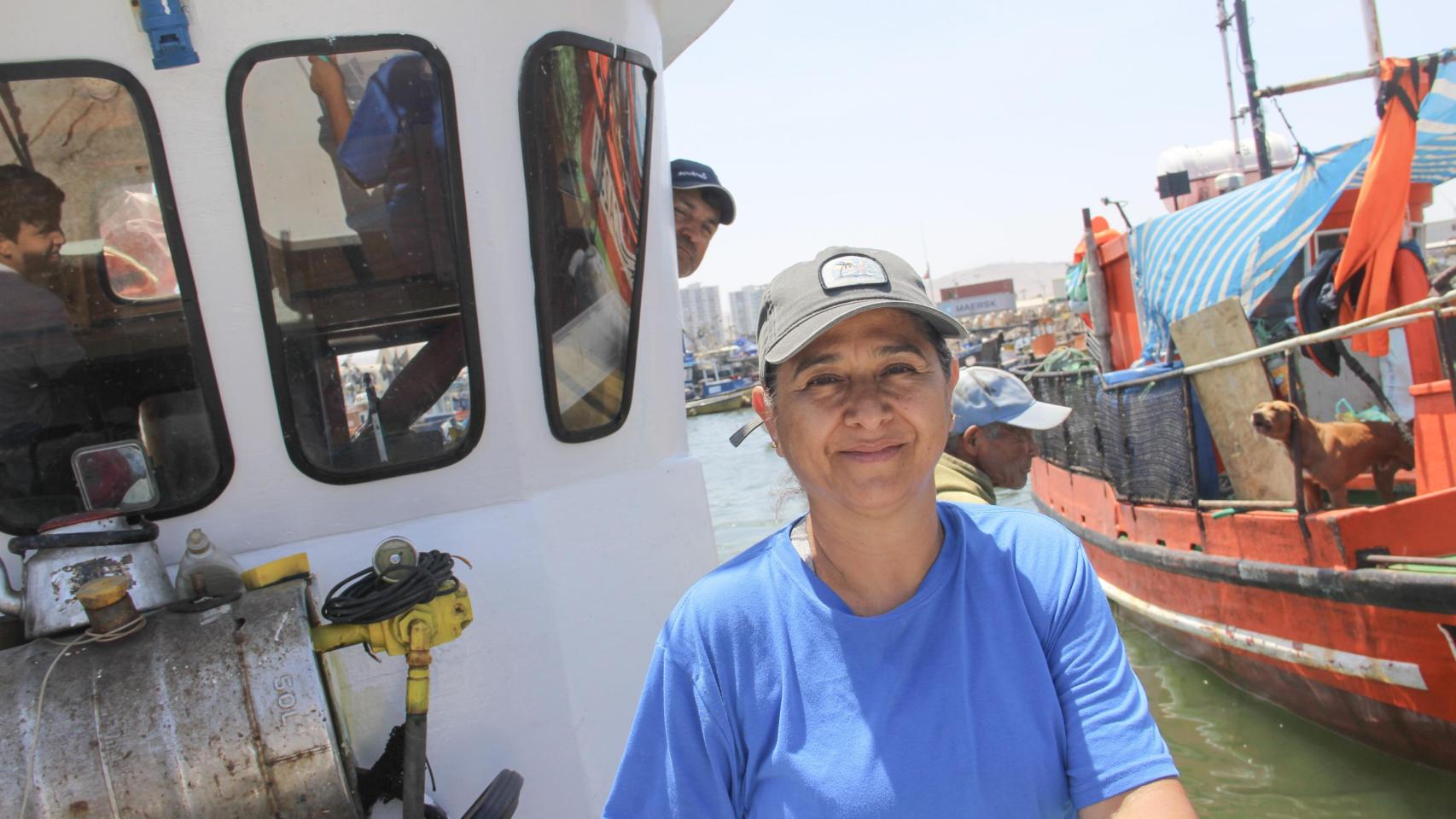 Soto supervisa la faena de altura en el puerto de Arica, Chile.