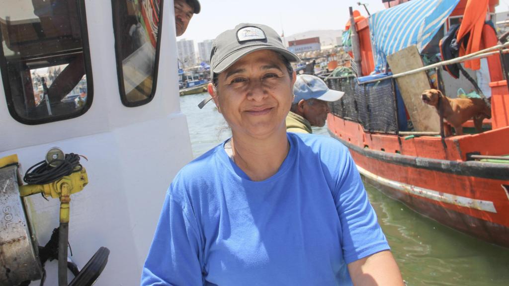 Soto supervisa la faena de altura en el puerto de Arica, Chile.