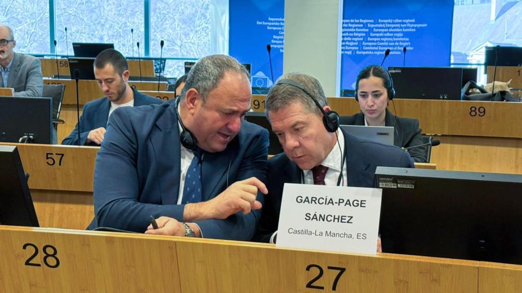 Emiliano García-Page y Julián Martínez Lizán durante la reunión del Intergrupo del Vino en Bruselas.