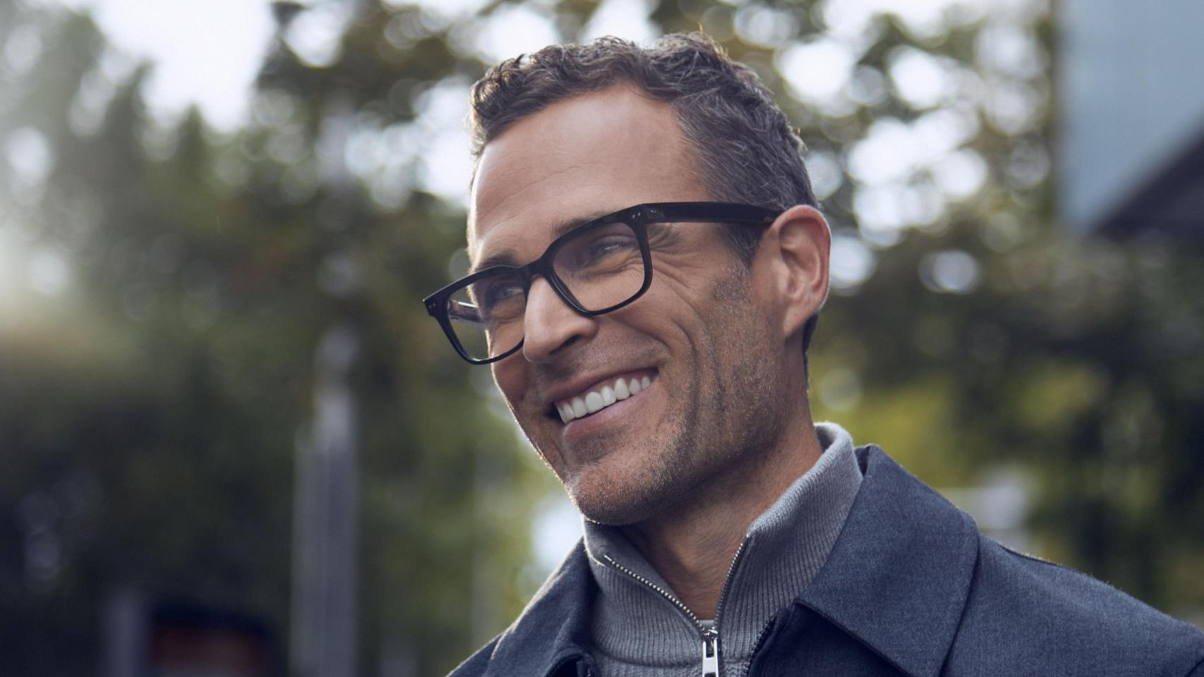 Gafas graduadas con audición integrada: la alternativa discreta a los audífonos para el 10% de españoles con hipoacusia