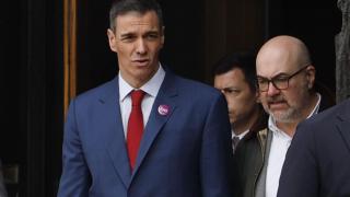Pedro Sánchez acude a la capilla ardiente de Fernando Ónega: