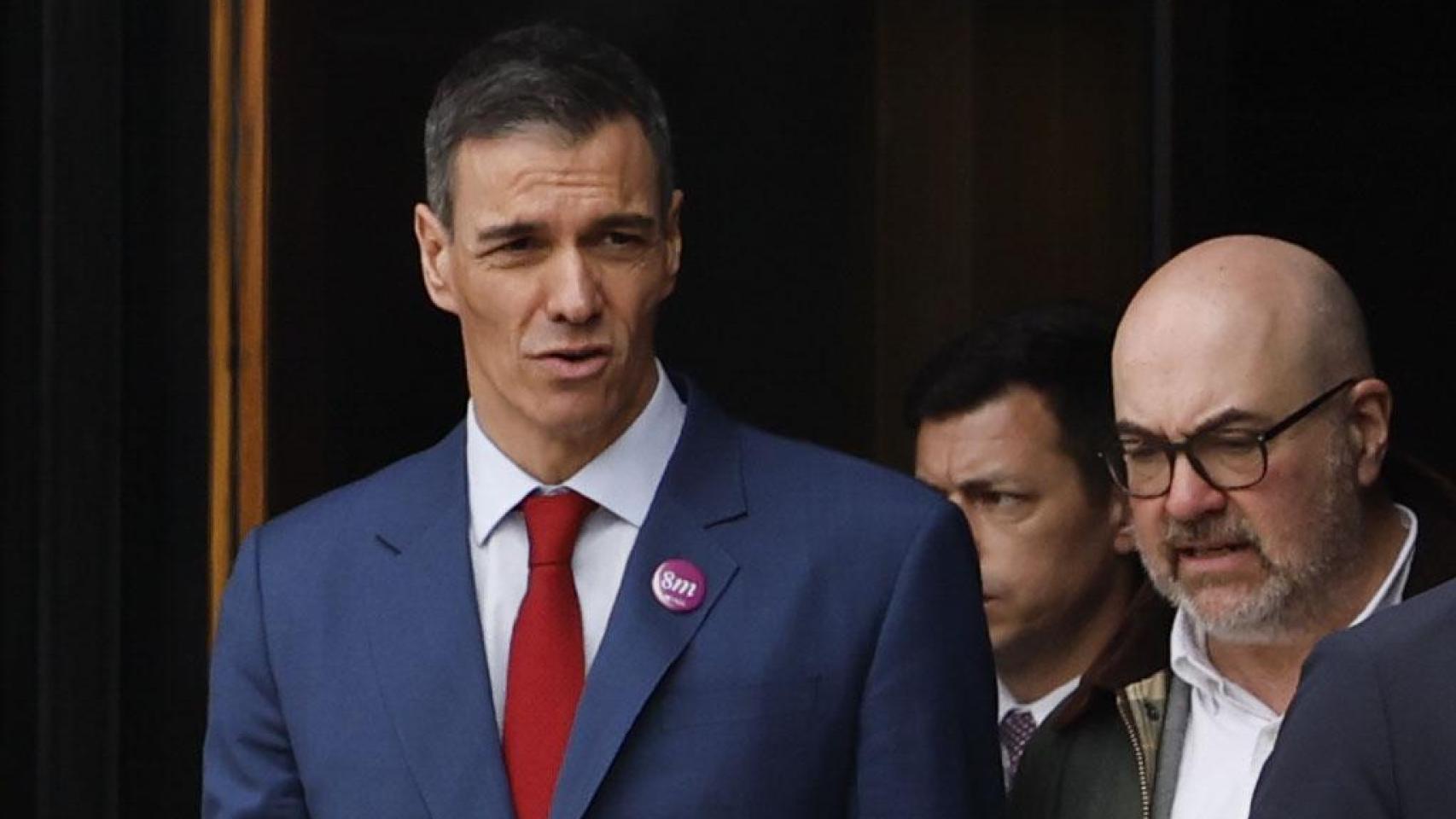 Pedro Sánchez, asistiendo a la capilla ardiente de Fernnado Ónega, este miércoles, día 4.