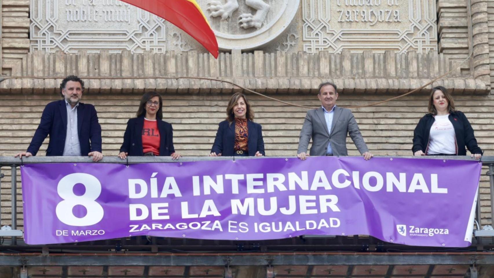 El balcón del Ayuntamiento de Zaragoza ya luce la pancarta del 8-M.