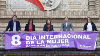 El balcón del Ayuntamiento de Zaragoza ya luce la pancarta del 8-M.