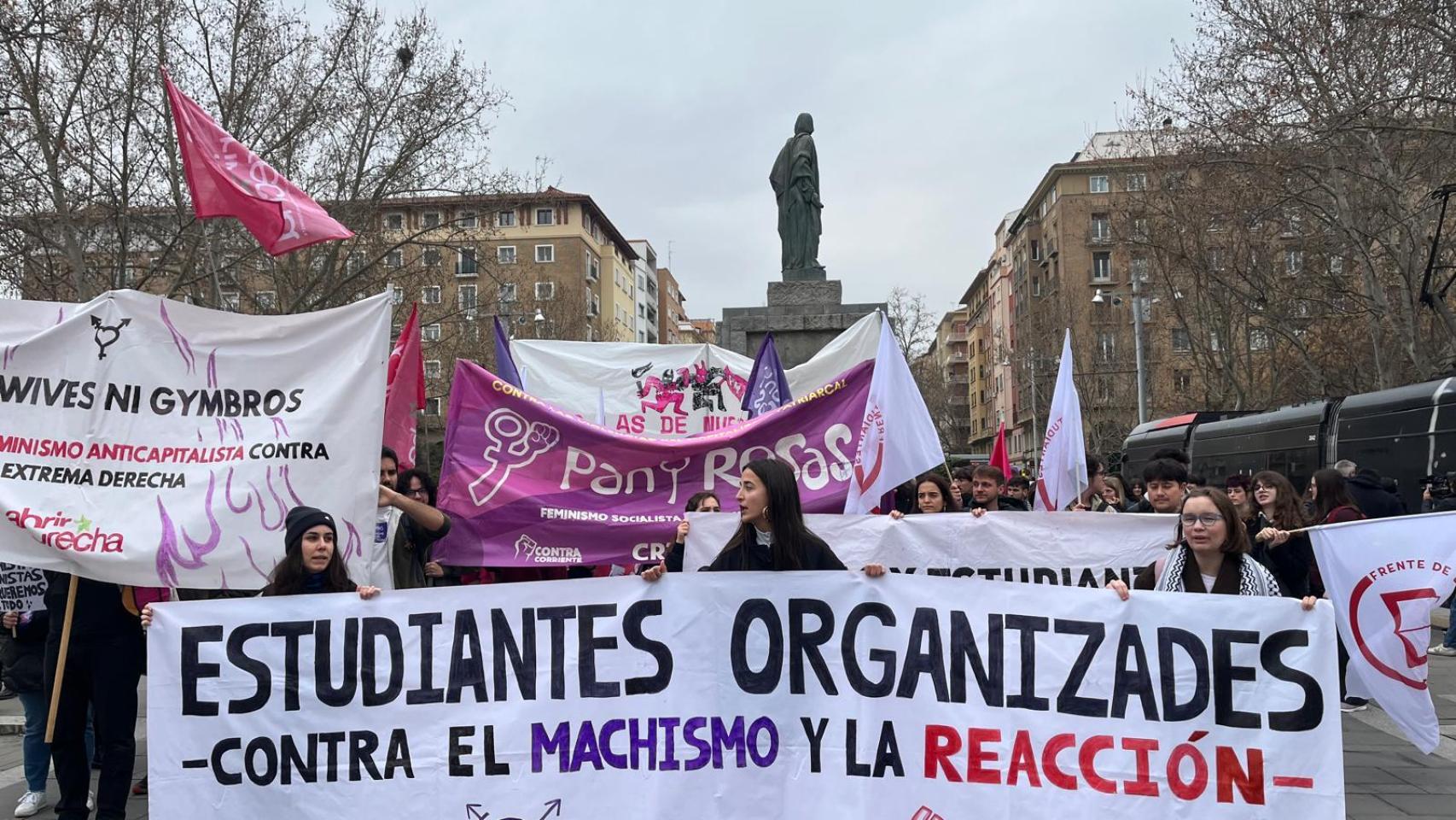 Jóvenes en la Plaza San Francisco por el 8-M.