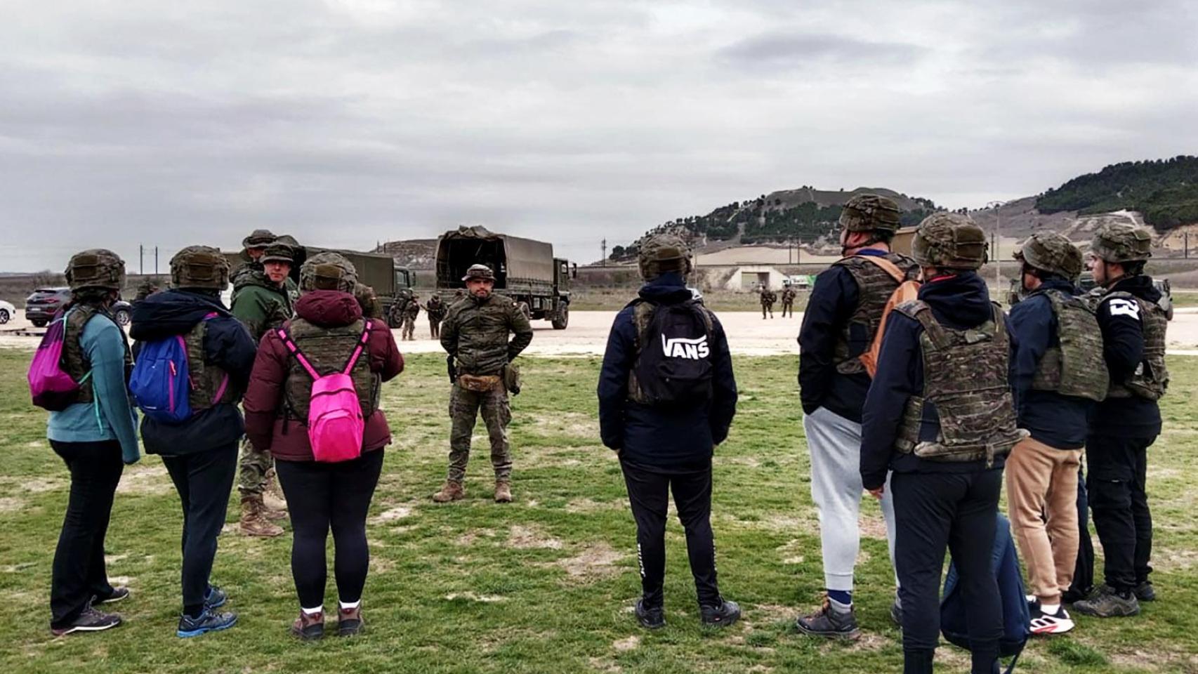 Almunos de Periodismo de la UEMC integrados en las maniobras de la Academia de Caballería de Valladolid