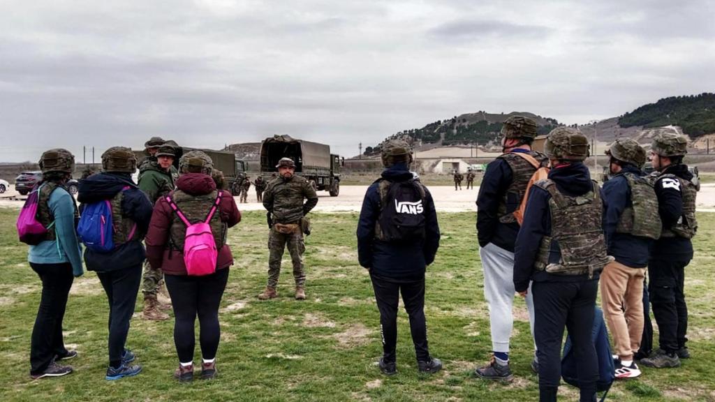 Almunos de Periodismo de la UEMC integrados en las maniobras de la Academia de Caballería de Valladolid