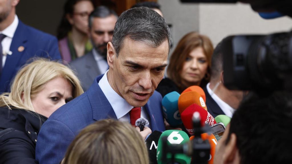 Pedro Sánchez, este miércoles día 4, dirigiéndose a la prensa.