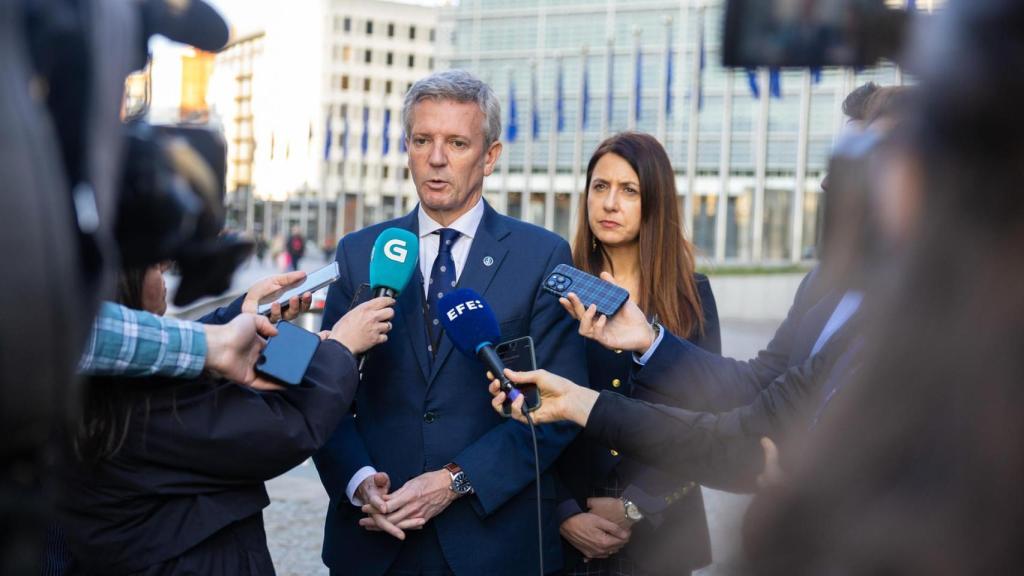 Rueda realizando declaraciones a los medios.