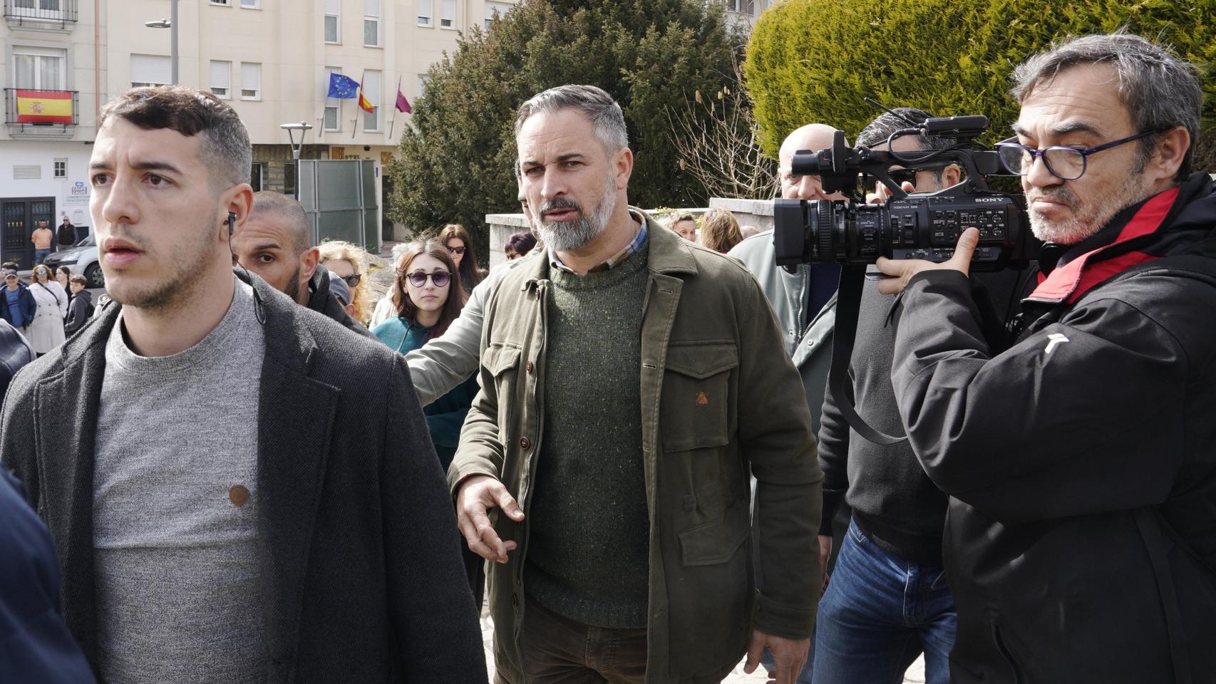 Abascal acusa a Sánchez de usar  el ruido de las bombas para ocultar sus crímenes  y exige a Feijóo una moción de censura