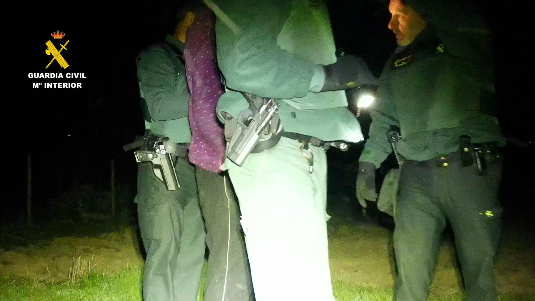 La Guardia Civil halla oculto en un riachuelo de Corrales del Vino al desaparecido salmantino tras huir campo a través.