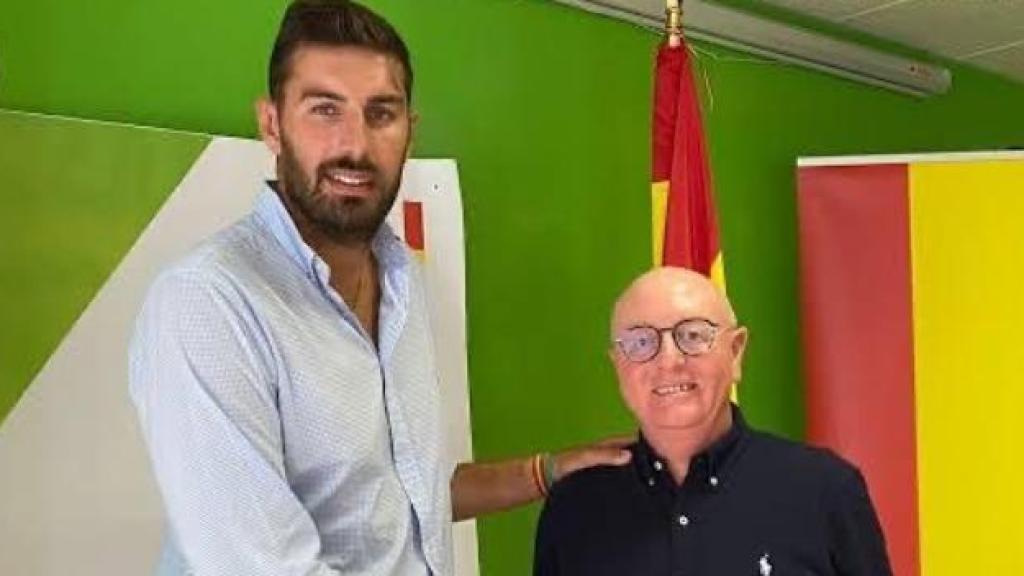 José Ángel Antelo, junto al vicealcalde de Cartagena, Diego José Mateos, en una sede de Vox.