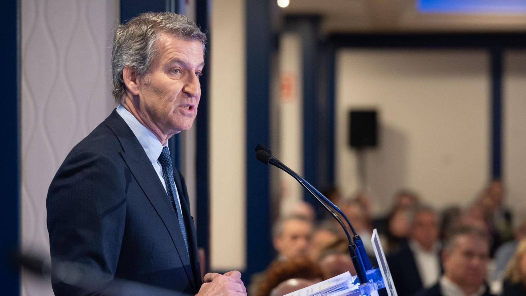 El presidente del PP, Alberto Núñez Feijóo, durante un desayuno informativo de Fórum Europa, a 4 de marzo de 2026, en Bilbao.