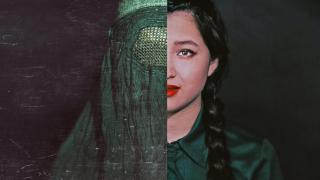 El dilema de las exiliadas iranís, a ojos de la fotógrafa Fatimah Hossaini: Algunas defienden los bombardeos y otras no