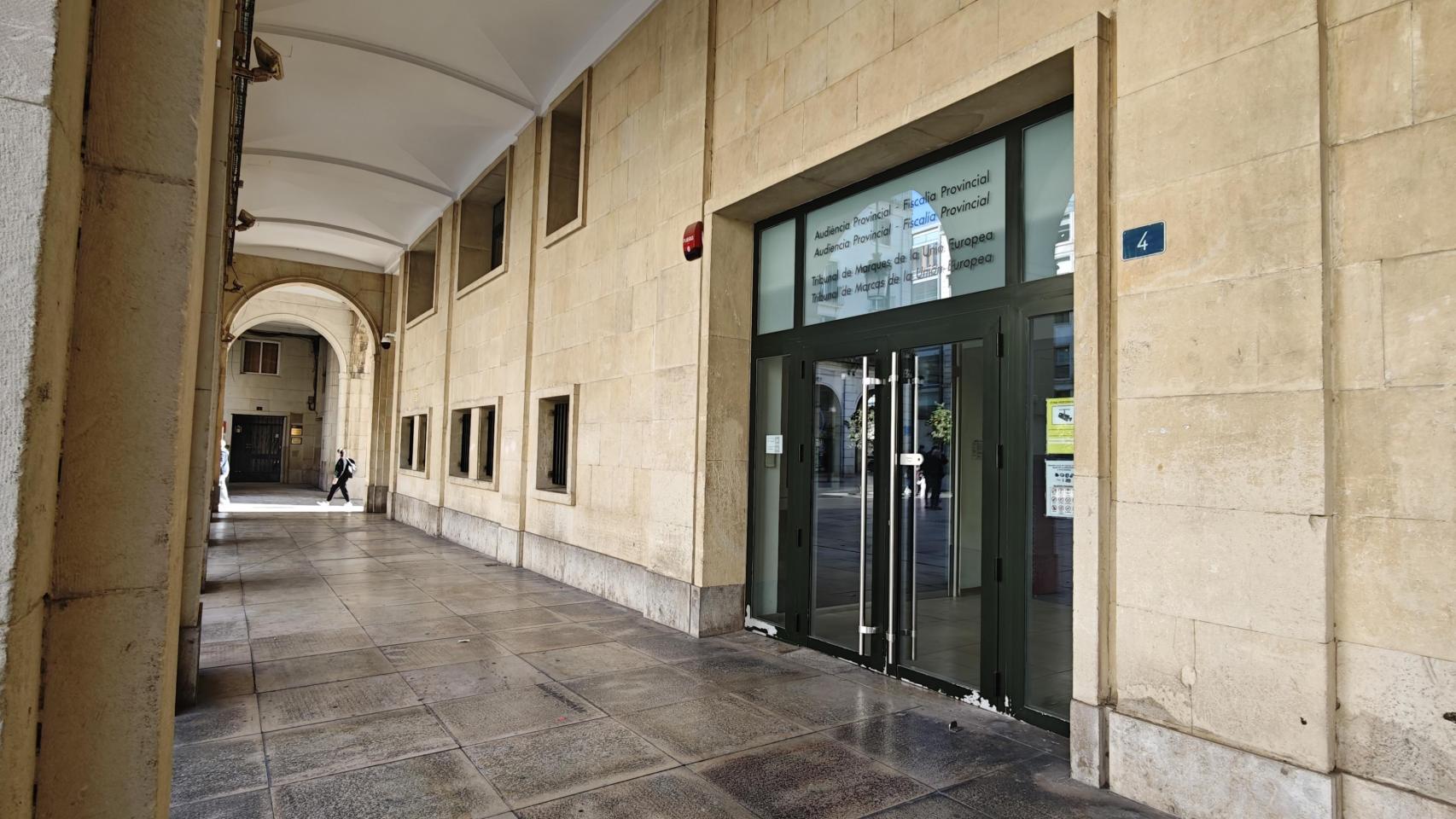 La entrada a la Audiencia de Alicante, este febrero.
