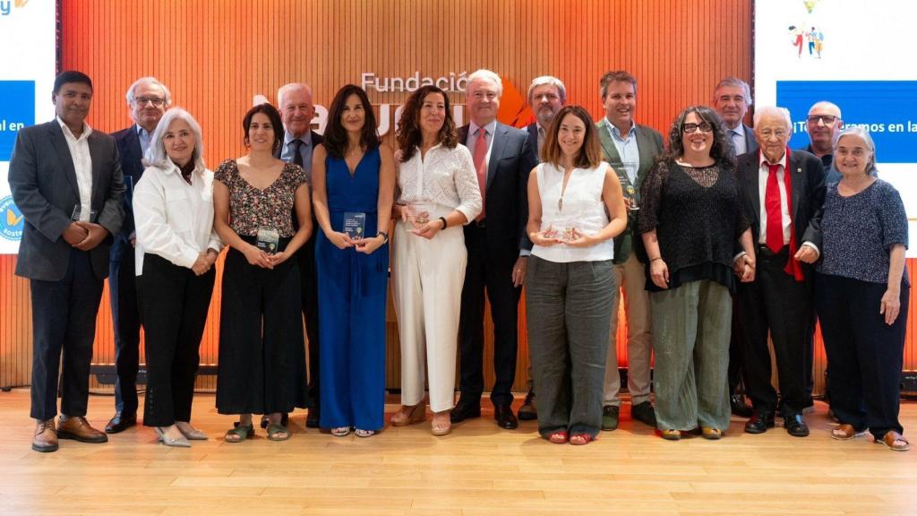 Foto de familia con los premiados en la VI edicion.