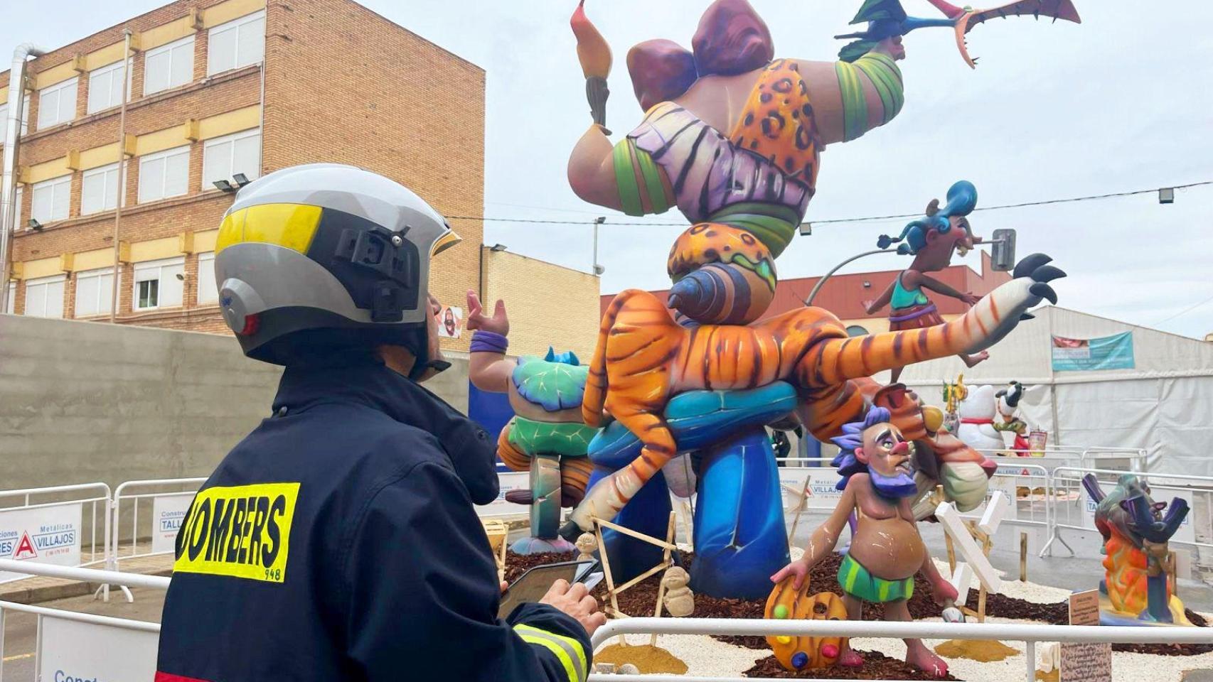 Un bombero revisa una falla.