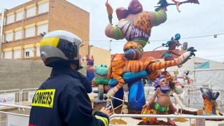 Un bombero revisa una falla.