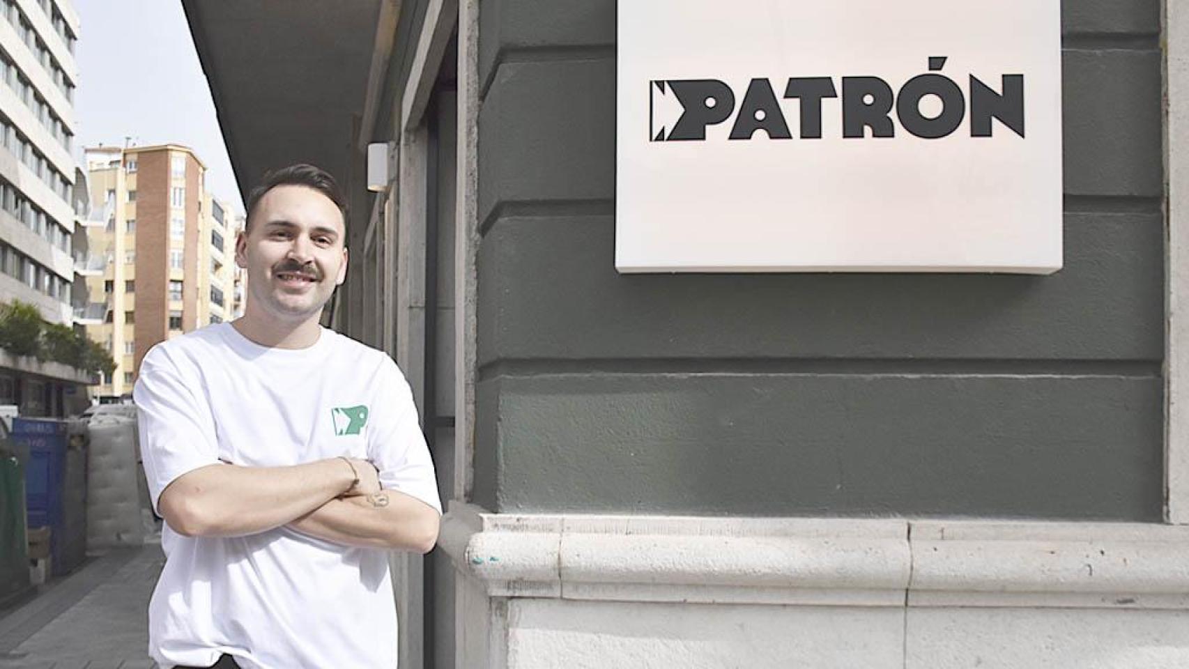 Maxi a las puertas del Bar Patrón en Valladolid.