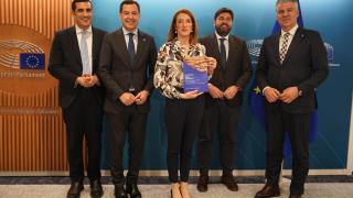 El presidente de la Junta, Juanma Moreno, junto a la presidenta del Parlamento Europeo, Roberta Metsola.