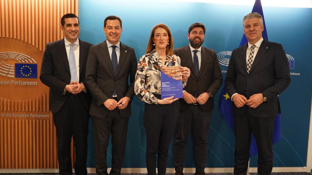 El presidente de la Junta, Juanma Moreno, junto a la presidenta del Parlamento Europeo, Roberta Metsola.