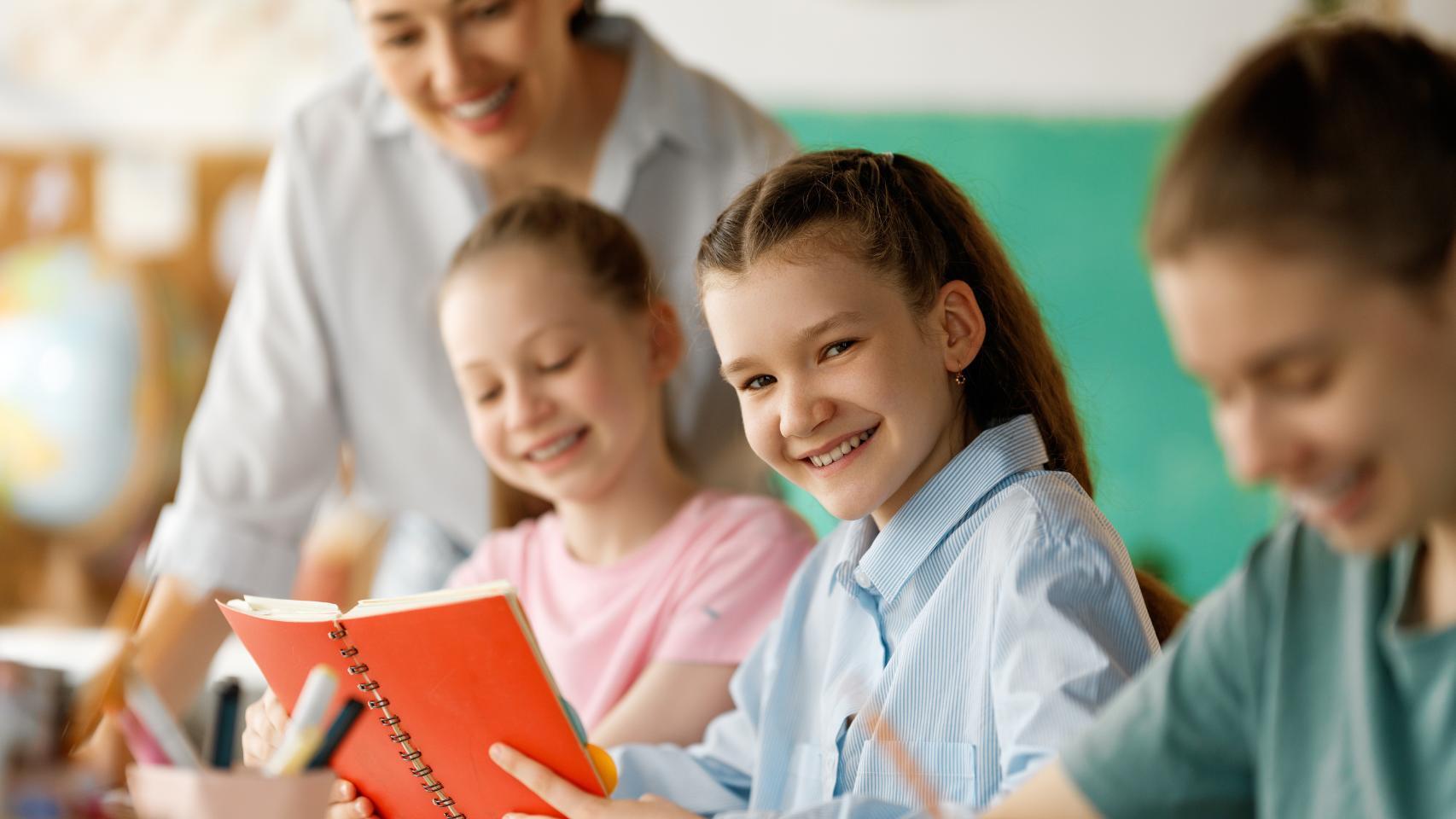 Un grupo de niños en un aula.