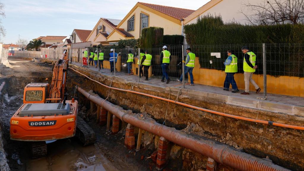El municipio está abierto en canal con una profundidad de tres metros para instalar el nuevo encauzamiento con mayor capacidad para recoger el agua de los episodios de lluvias torrenciales.