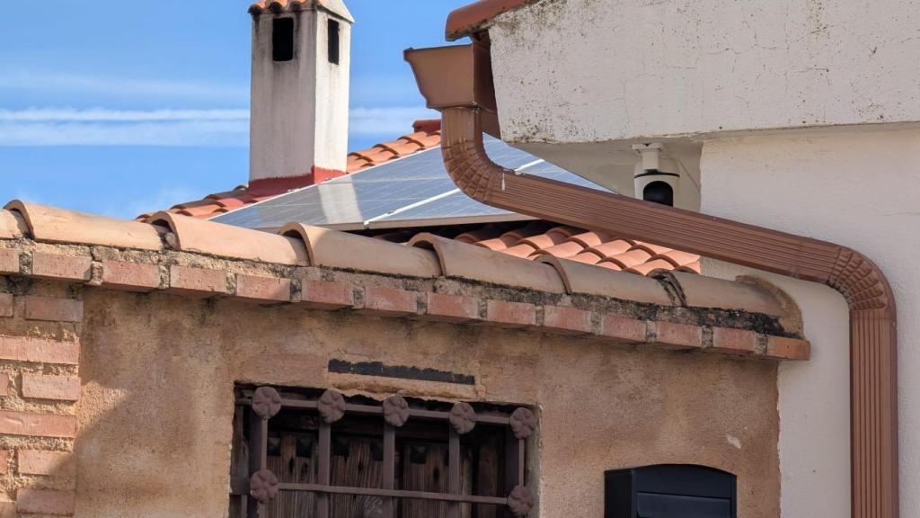 Uno de los vecinos instaló esta cámara de seguridad orientada al cauce del arroyo, en parte, para vigilar las crecidas desde el interior de su casa.