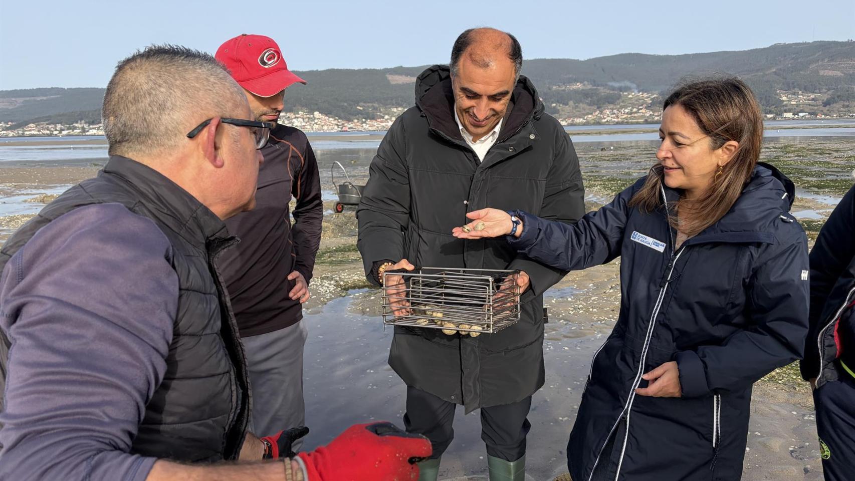 Marta Villaverde, observando parte de la almeja recogida por los mariscadores
