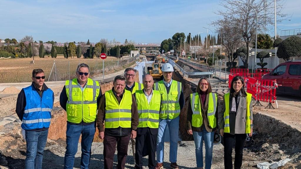 La directora de la Agencia del Agua de Castilla-La Mancha, Monserrat Muro; el alcalde de Cosa, Félix Ortega, responsable de la UTE Facsa-Lozoya y el director de obra, José María Moreno, recorren la actuación junto a EL ESPAÑOL de Castilla-La Mancha.