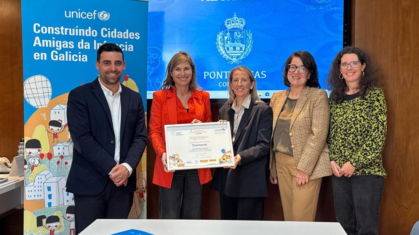 Entrega del diploma a la alcaldesa de Pontevedra, Nava Castro