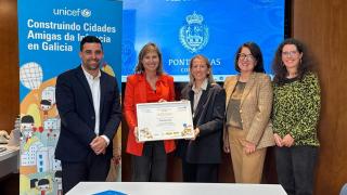 Entrega del diploma a la alcaldesa de Pontevedra, Nava Castro
