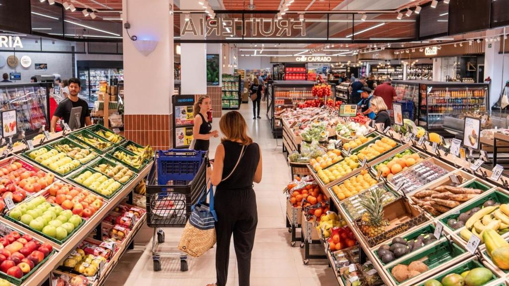 Varios ciudadanos en un supermercado.