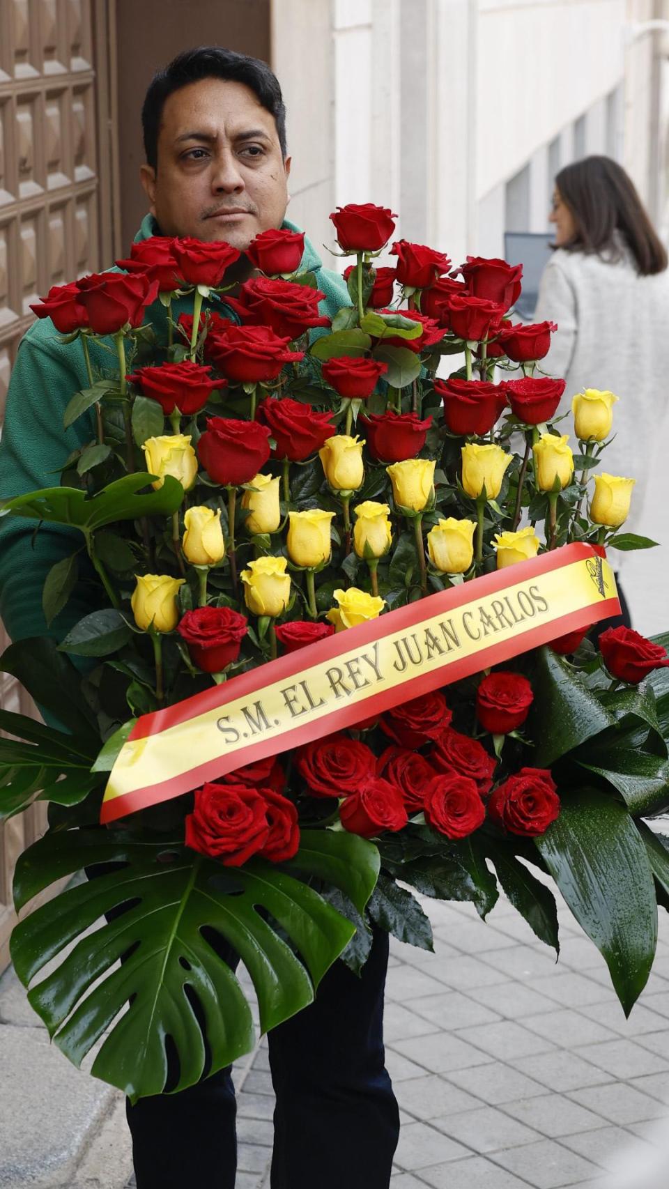 La corona de flores que envió Juan Carlos.