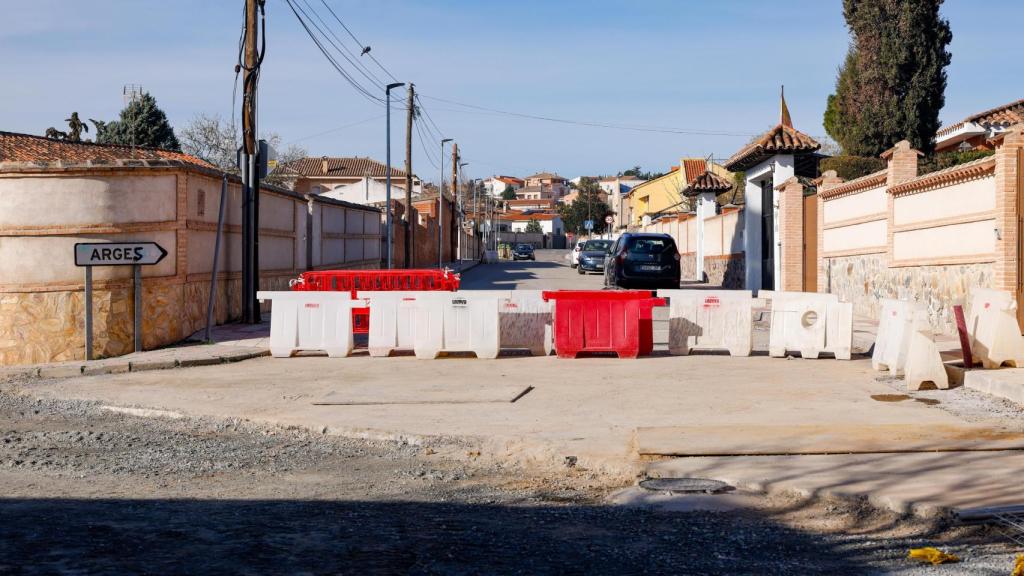 La obra se está desarrollando en el centro del pueblo, por lo que hay calles cortadas y uno de los accesos presenta afectaciones al tráfico.