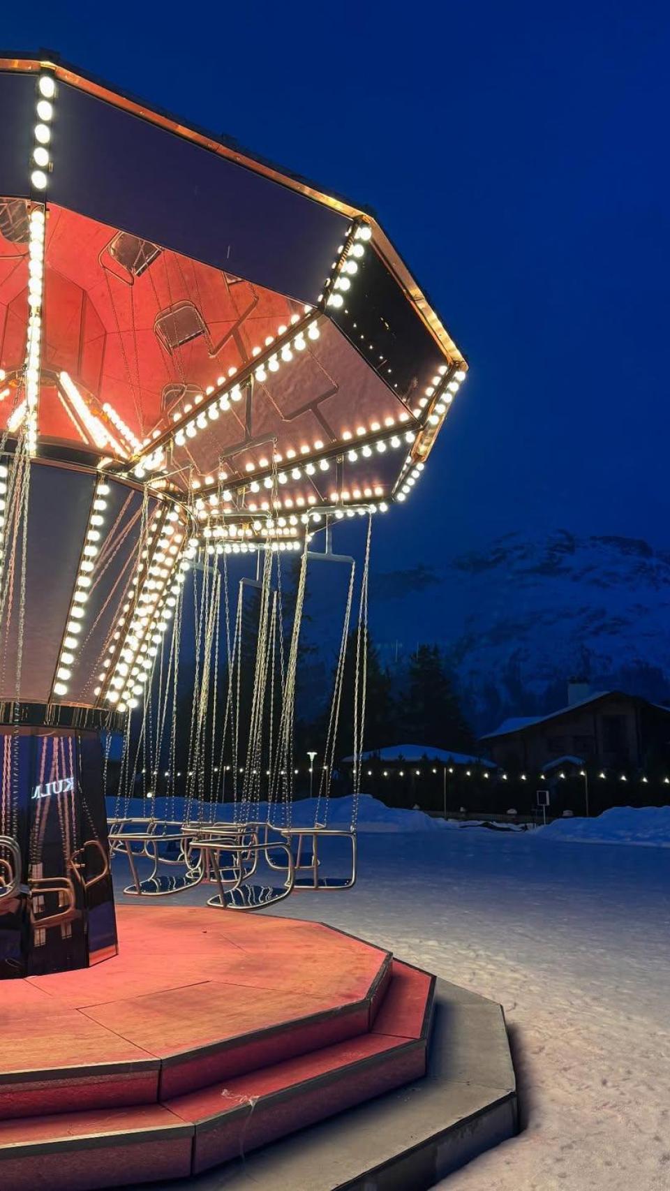 Imagen del hotel Kulm en St. Moritz (Suiza), con su característico tiovivo rosa.