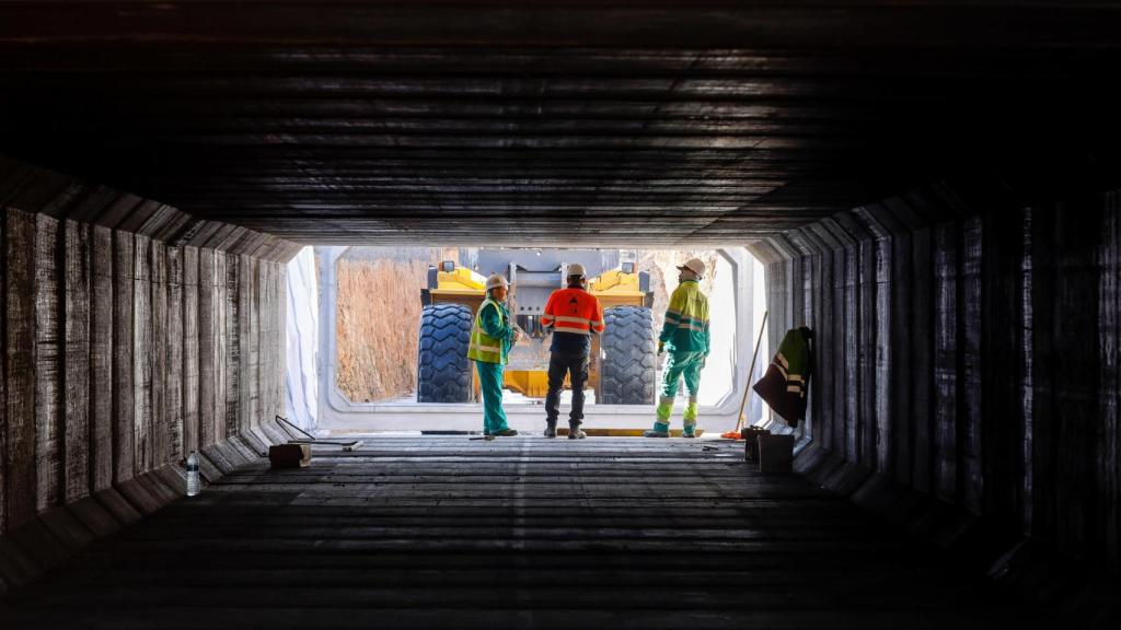 Los marcos prefabricados de hormigón de 5 metros de ancho por 2 metros de alto se instalan en el tramo final de la actuación.