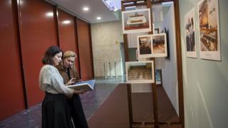 'Pujar la persiana', la exposición que homenajea a los pequeños negocios tras la dana: Un acto de valentía con su pueblo